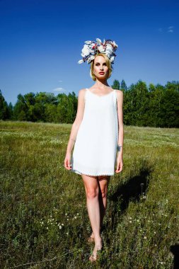 Yaz parkında poz veren kadın 