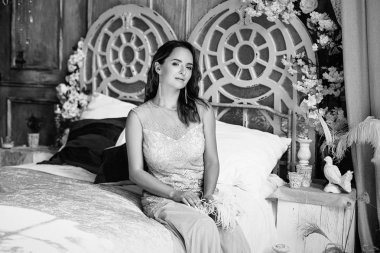 Yatağın üstüne oturan genç kadın