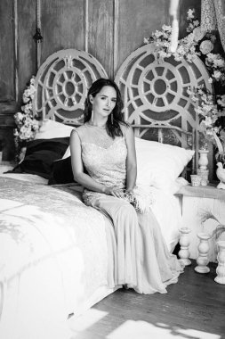 Yatağın üstüne oturan genç kadın