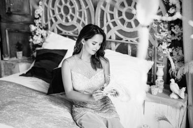 Yatağın üstüne oturan genç kadın