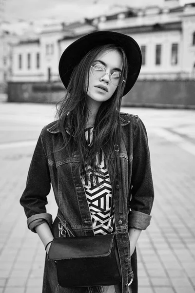 Femme dans des lunettes élégantes et chapeau — Photo