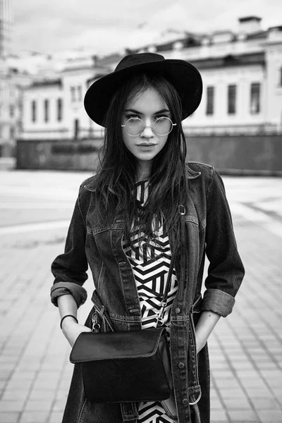 kadın şık gözlük ve şapka