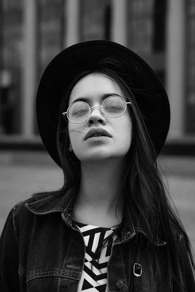 Femme dans des lunettes élégantes et chapeau — Photo