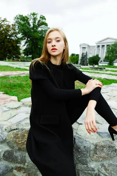 Jovem mulher elegante — Fotografia de Stock