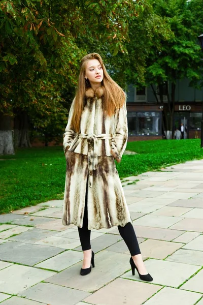 Νεαρή γυναίκα με γούνινο παλτό — Φωτογραφία Αρχείου