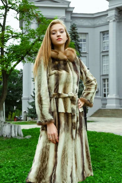 Νεαρή γυναίκα με γούνινο παλτό — Φωτογραφία Αρχείου