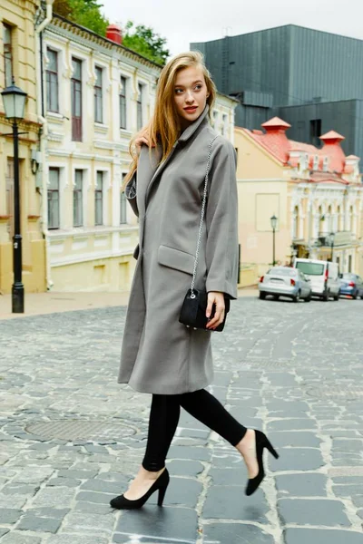 Çekici Genç Kadın