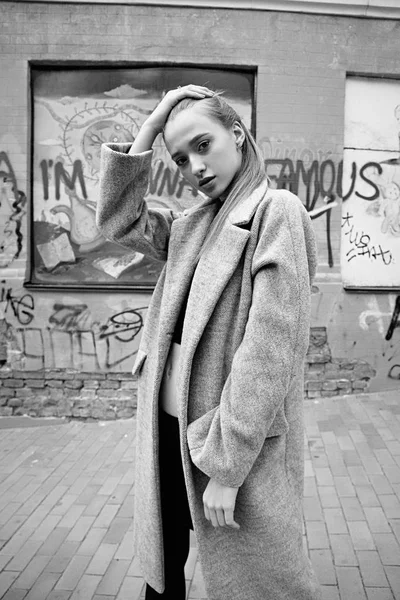 Çekici Genç Kadın