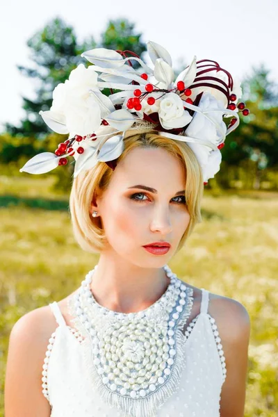 Lüks çiçek headdress kadında — Stok fotoğraf