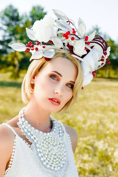 Frau in luxuriöser floraler Kopfbedeckung — Stockfoto