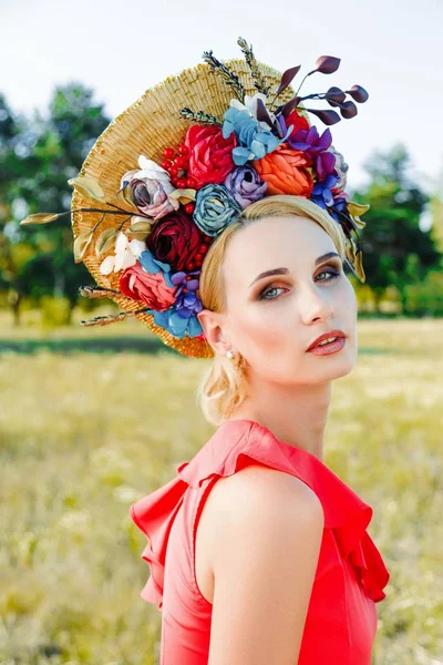 Woman in luxurious floral headdress — Stock Photo, Image