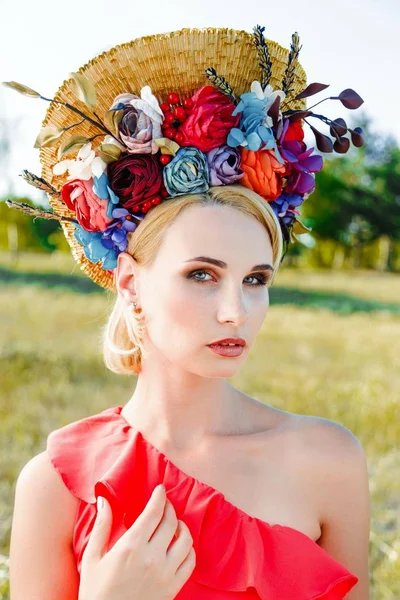 Lüks çiçek headdress kadında — Stok fotoğraf