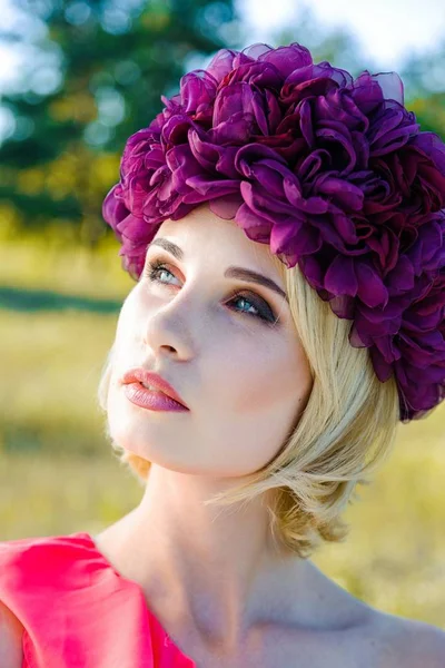 Mujer en lujoso tocado floral —  Fotos de Stock