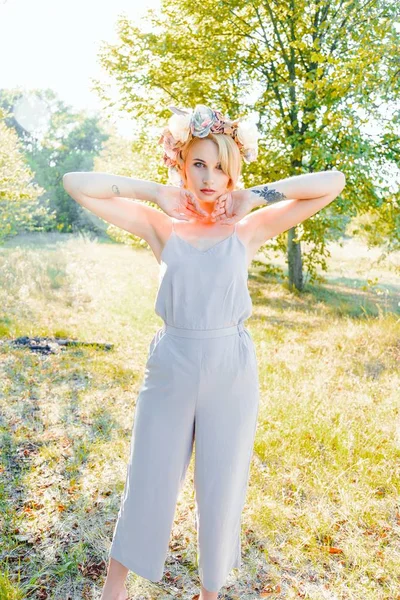 Yaz parkında poz veren kadın 