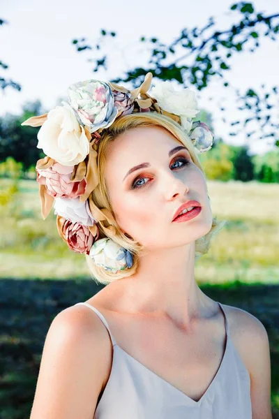 Женщина в роскошном цветочном головном уборе — стоковое фото