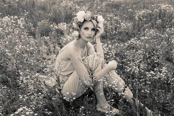 Femme posant dans le parc d'été — Photo