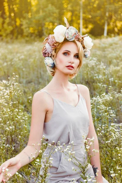 Yaz parkında poz veren kadın 