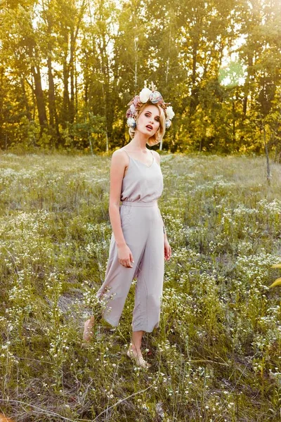 Yaz parkında poz veren kadın 