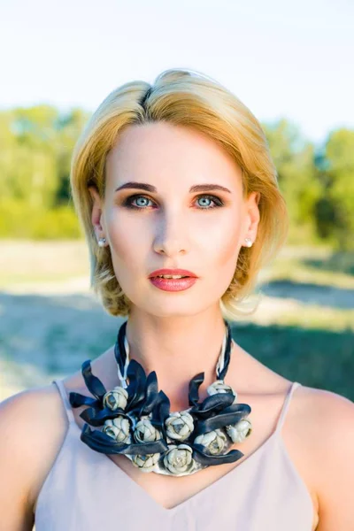Ursnygg kvinna i lyxiga halsband — Stockfoto