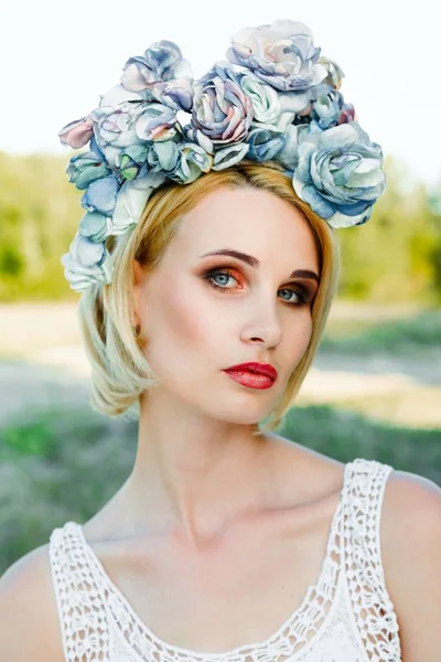 Mujer en lujoso tocado floral — Foto de Stock