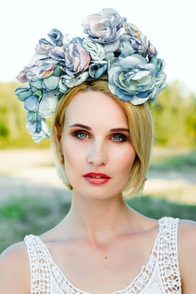 Mulher em luxuosa cobertura para a cabeça floral — Fotografia de Stock