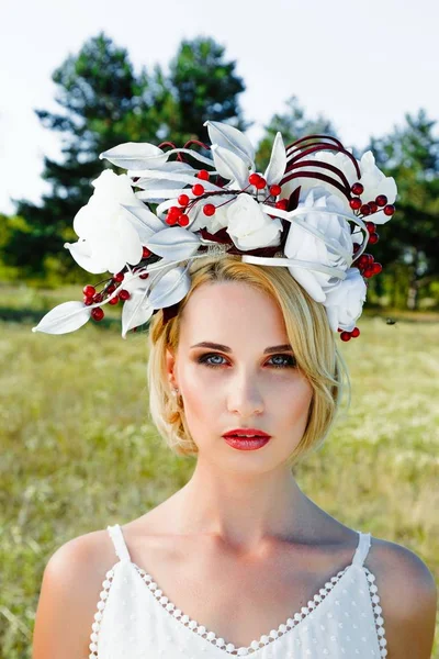 Mujer en lujoso tocado floral — Foto de Stock