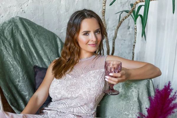 Eğer şarap cam ile muhteşem bir kadın 