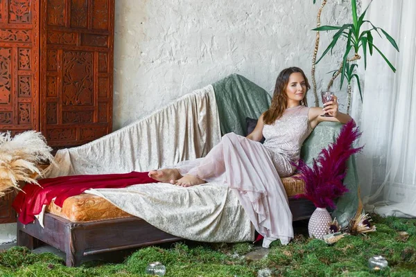 Wunderschöne Frau mit Glas Wein — Stockfoto