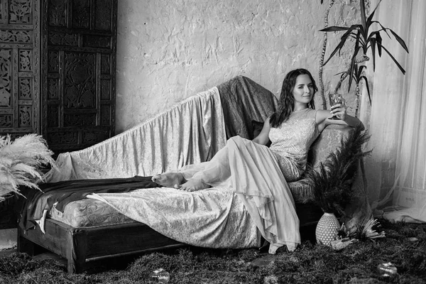 Magnifique femme avec verre si le vin — Photo