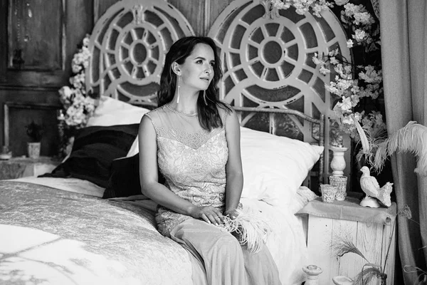 Yatağın üstüne oturan genç kadın