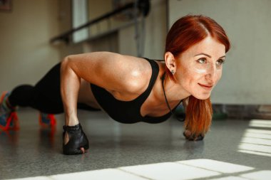 kadının yapması Push ups 