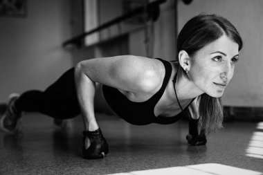 kadının yapması Push ups 