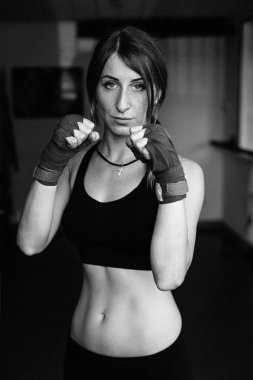 kadın kickboxing avcı