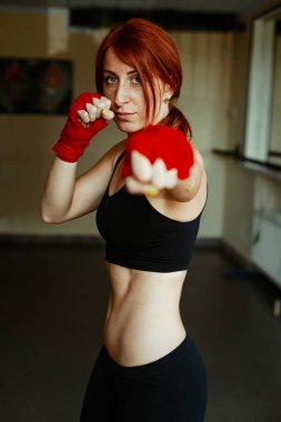 kadın kickboxing avcı