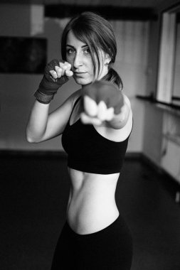 kadın kickboxing avcı