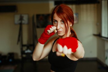 kadın kickboxing avcı