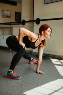 Spor salonunda bacaklarını germe kadın