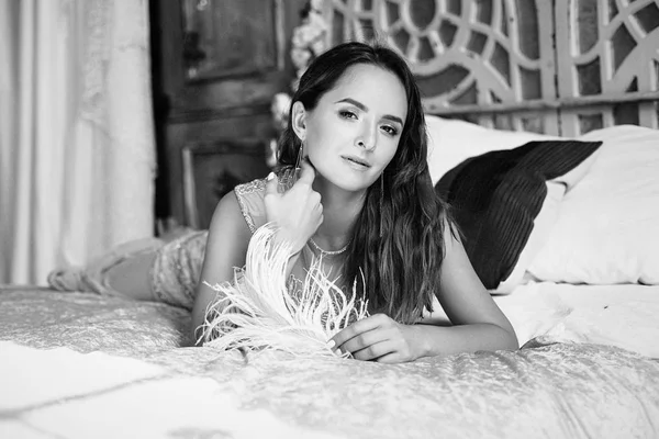 Güzel genç kadın yatakta