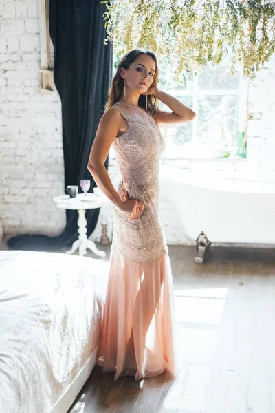 Frau in luxuriösem Kleid — Stockfoto