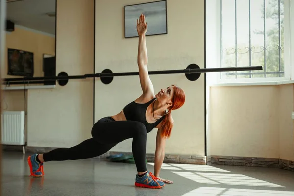 Mujer practicando yoga en el gimnasio — Foto de Stock