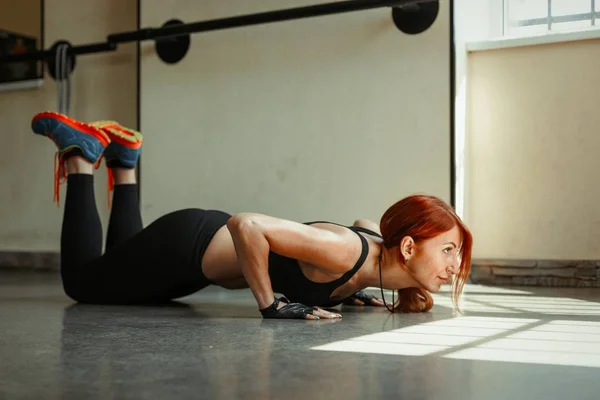 Mujer haciendo push ups — Foto de Stock