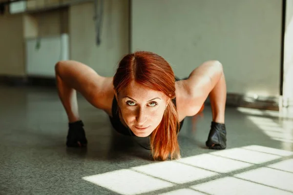 Nő doing push ups — Stock Fotó