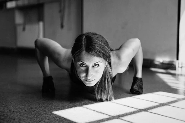 Femme faisant push ups — Photo