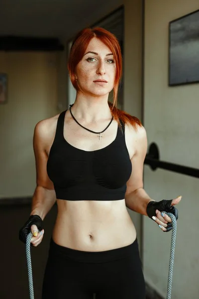 Mujer haciendo ejercicio en el gimnasio —  Fotos de Stock