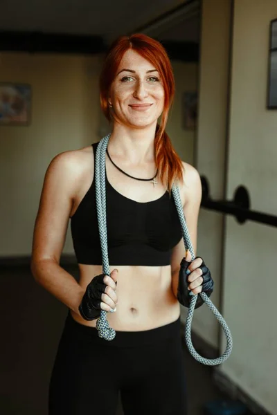 Mujer haciendo ejercicio en el gimnasio —  Fotos de Stock