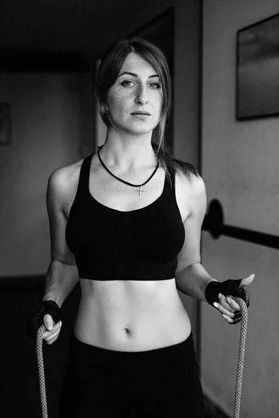 Mujer haciendo ejercicio en el gimnasio —  Fotos de Stock