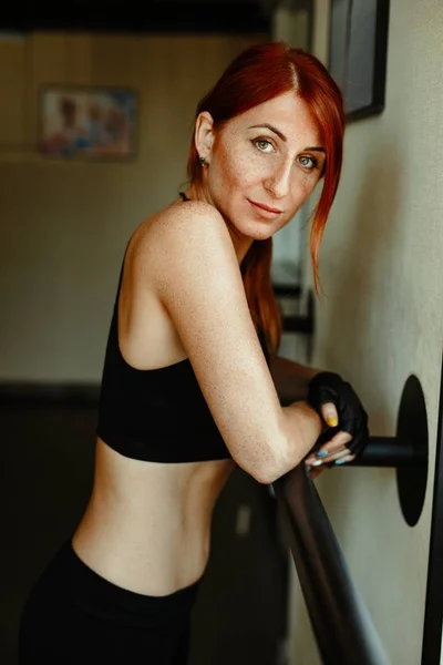 Mujer joven deportiva —  Fotos de Stock