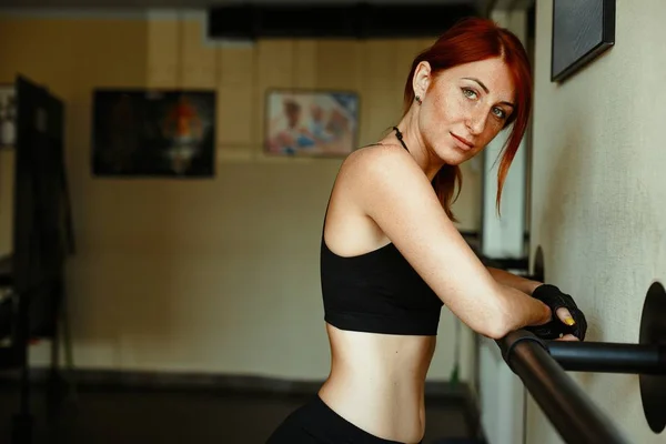 Mujer joven deportiva — Foto de Stock