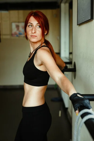 Mujer joven deportiva — Foto de Stock