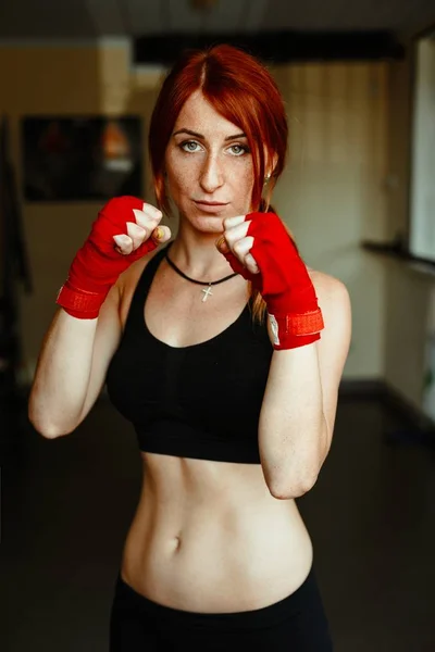 Combattant de kickboxing féminin — Photo